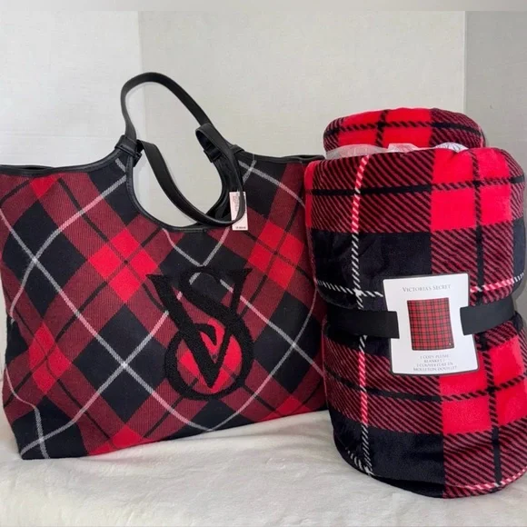 Victoria’s Secret Plaid Tote Weekender Bag And Cozy Sherpa Blanket Set - Picture 4 of 8